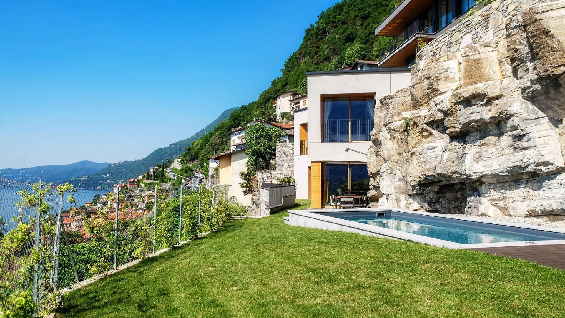 Carate Urio The Rock - By Myhomeincomo Carate Urio